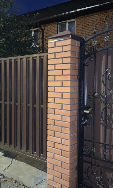 Фото забора из евроштакетника с кованными элементами
