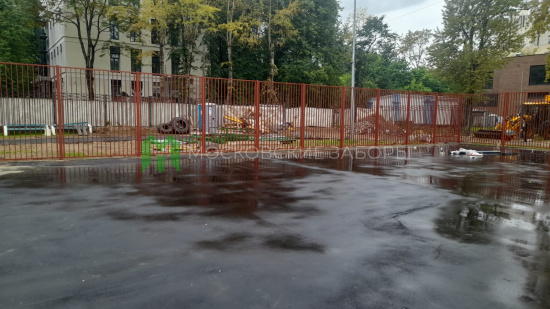 Фото ограждения из металлических секций, высота 3 метра