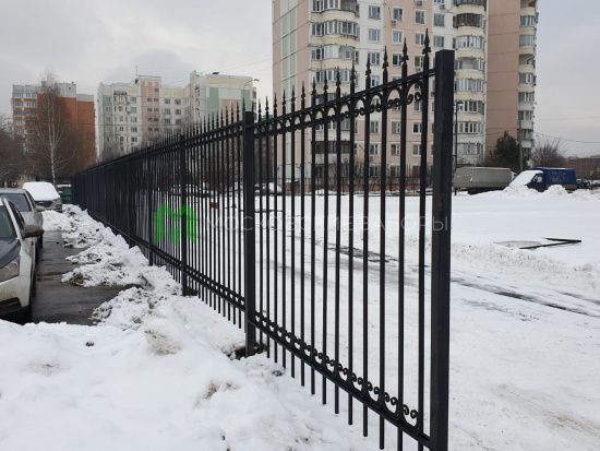 Сварной забор из профильной трубы с декоративными коваными элементами