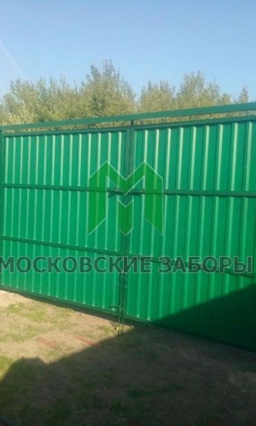 Ворота из профнастила распашные в рамке зеленые