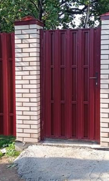 Фото забора из металлического штакетника, го Домодедово, дер. Софьино