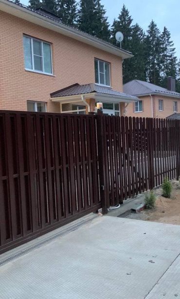 Забор из металлического штакетника, порошковая покраска столбов