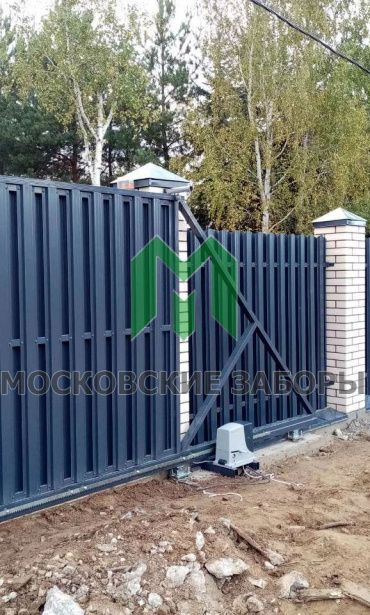 Фото забора из черного металлического штакетника, Егорьевский район, Данилово