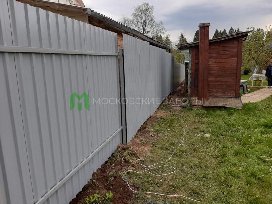 Фото комбинированного забора, светло-серый
