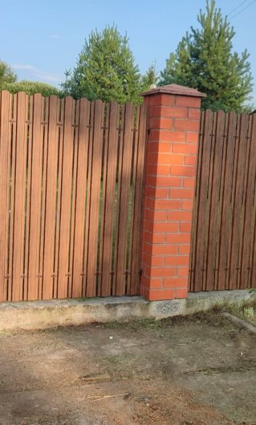 Забор из металлического евроштакетника под дерево