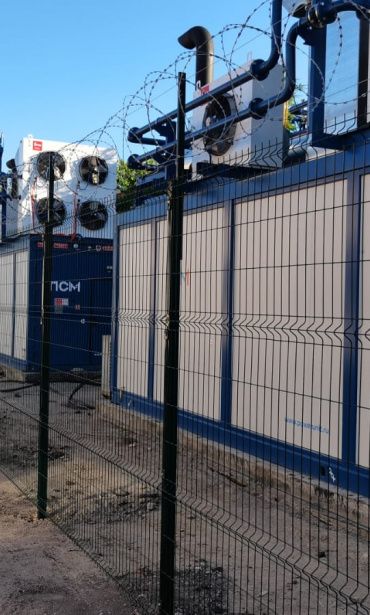 Забор из 3D панелей с колючей проволокой