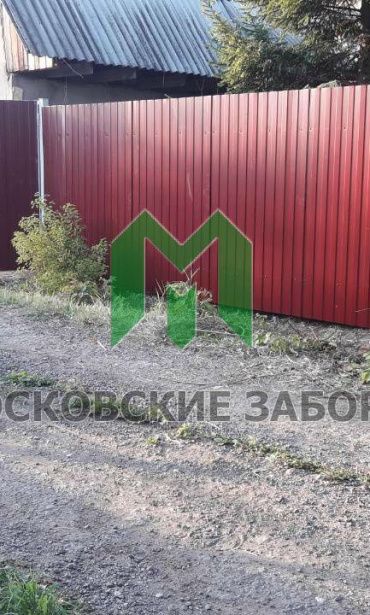 Фото красного забора из профнастила, поселок Московский