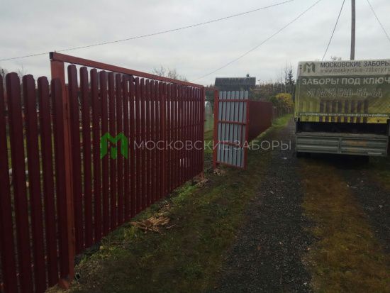 Фото калитки из металлического штакетника