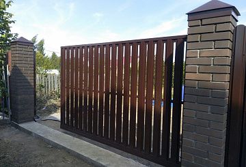 Откатные ворота из евроштакетника на роликах