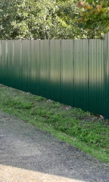 Забор из одностороннего профнастила