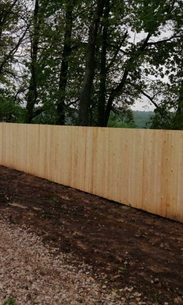 Сплошной забор из дерева