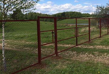 /zabory-iz-setki-rabicy/zabor-iz-setki-rabitsy-v-rame/