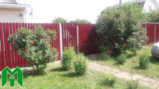 Забор из евроштакетника, полимерное покрытие бордо