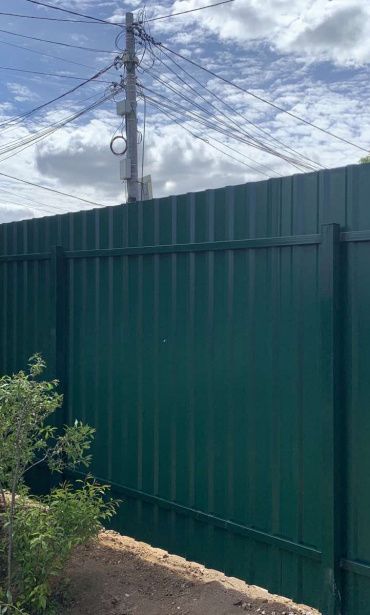 Фото забора из профнастила, популярный вариант цвета 