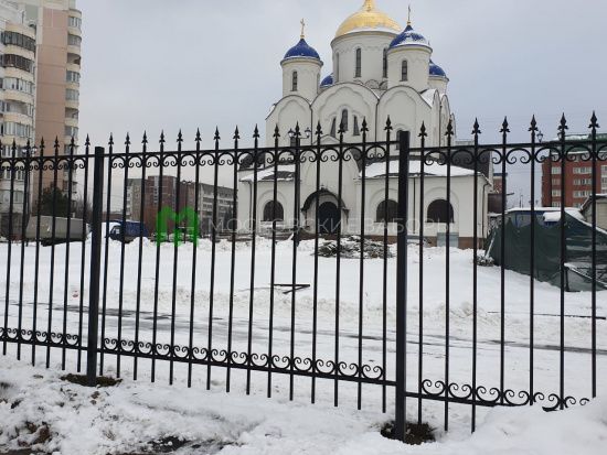 Сварной забор из профильной трубы с декоративными коваными элементами