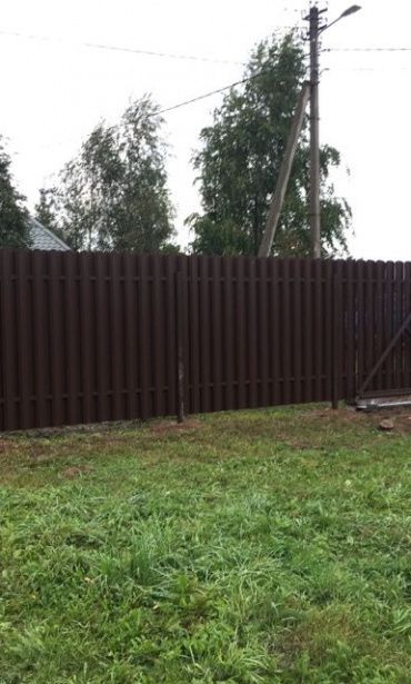 Забор из металлического штакетника, цвет шоколад