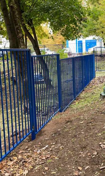Сварное ограждение покрыто синей порошковой краской
