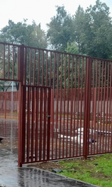 Фото ограждения из металлических секций, высота 3 метра