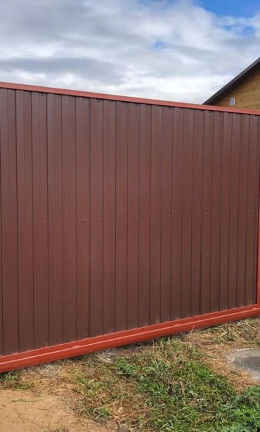 Автоматические откатные ворота из профнастила со встроенной калиткой