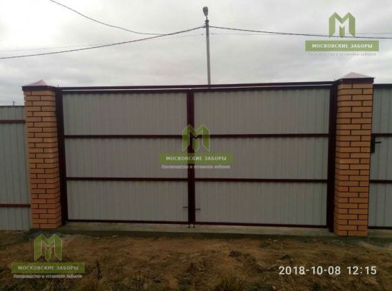Ворота из профнастила распашные в рамке