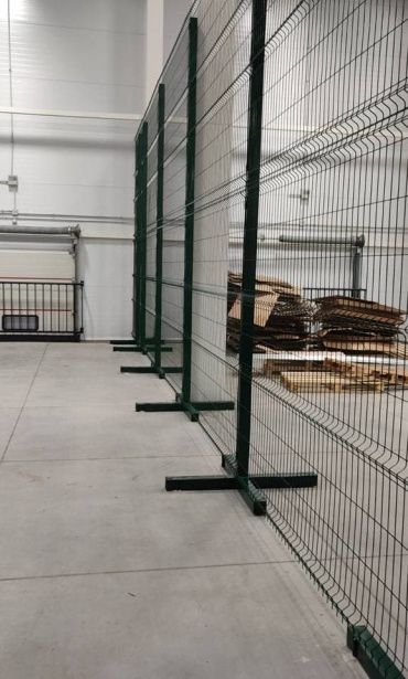 Забор из оцинкованной сетки с полимерным покрытием на опорах