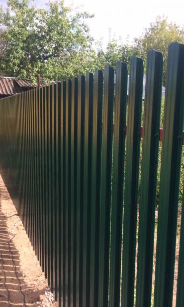 Фото забора из зеленого металлического штакетника, Истриснкий р-н, п. Манихино