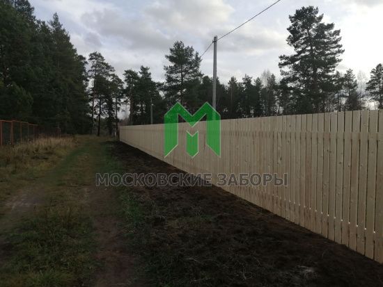 Фото забора из дерева в Московской области