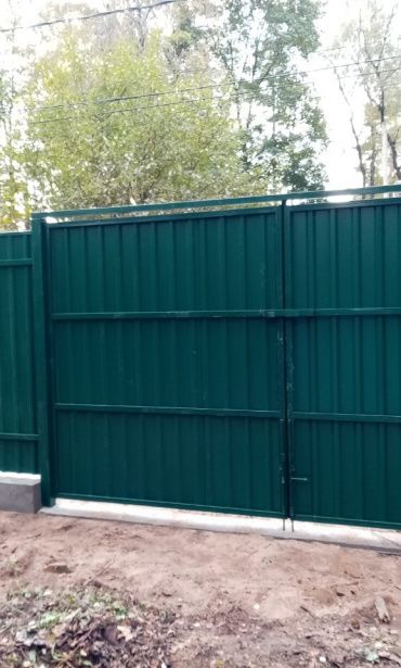Фото забора из профнастила на ленточном фундаменте