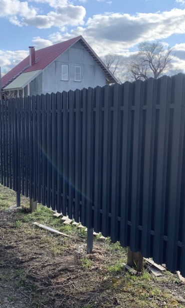 Фото забора из металлического штакетника и 3д панелей, д. Первомайское