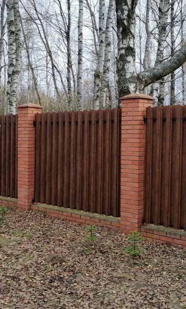 Фото забора из металлического штакетника с кованной калиткой