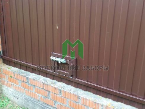 Забор из профнастила на кирпичных столбах