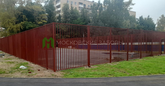 Фото ограждения из металлических секций, высота 3 метра