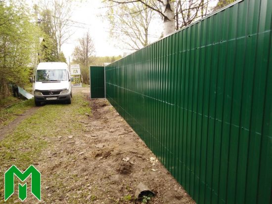 Фото забора из профнастила на белых столбах