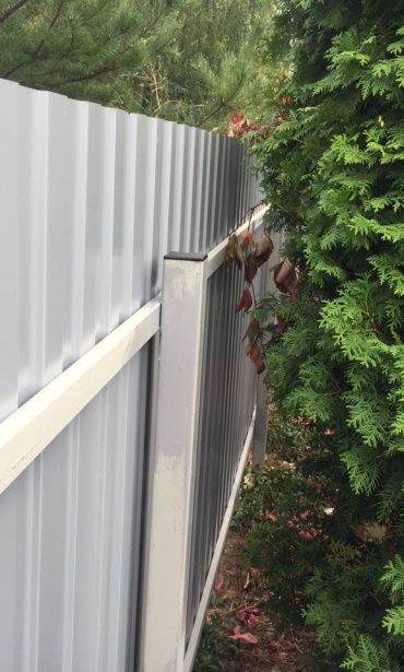 Фото светлого забора из профнастила