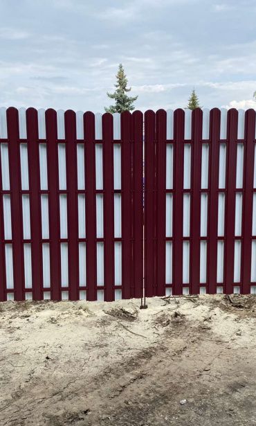 Ворота из евроштакетника распашные разноцветные