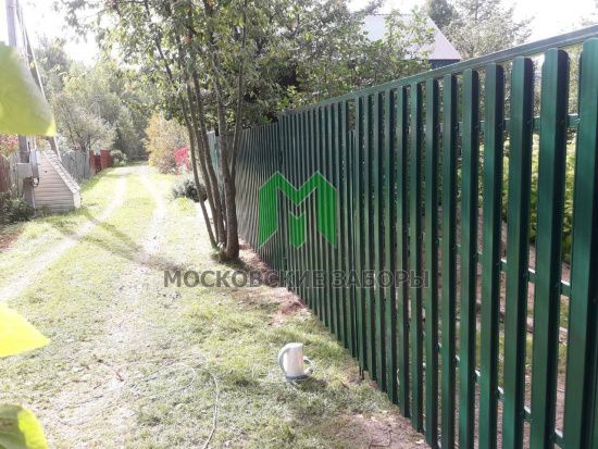 Фото зеленого забора из евроштакетника, Можайский р-н
